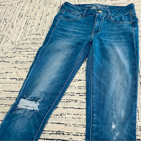 AEO Denim, American Eagle Jeggings, EUC size 2 Regular. Light Wash, Distressed! - Picture 2 of 5